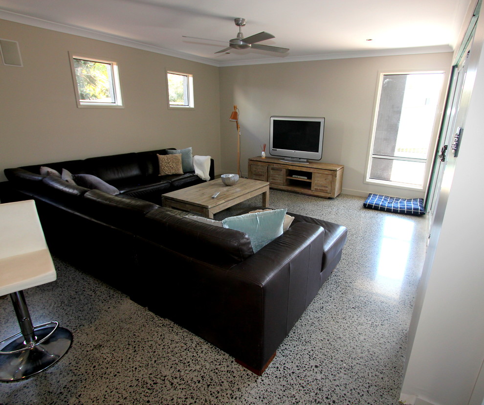 Mittelgroßes, Repräsentatives, Offenes Modernes Wohnzimmer mit Betonboden und freistehendem TV in Brisbane
