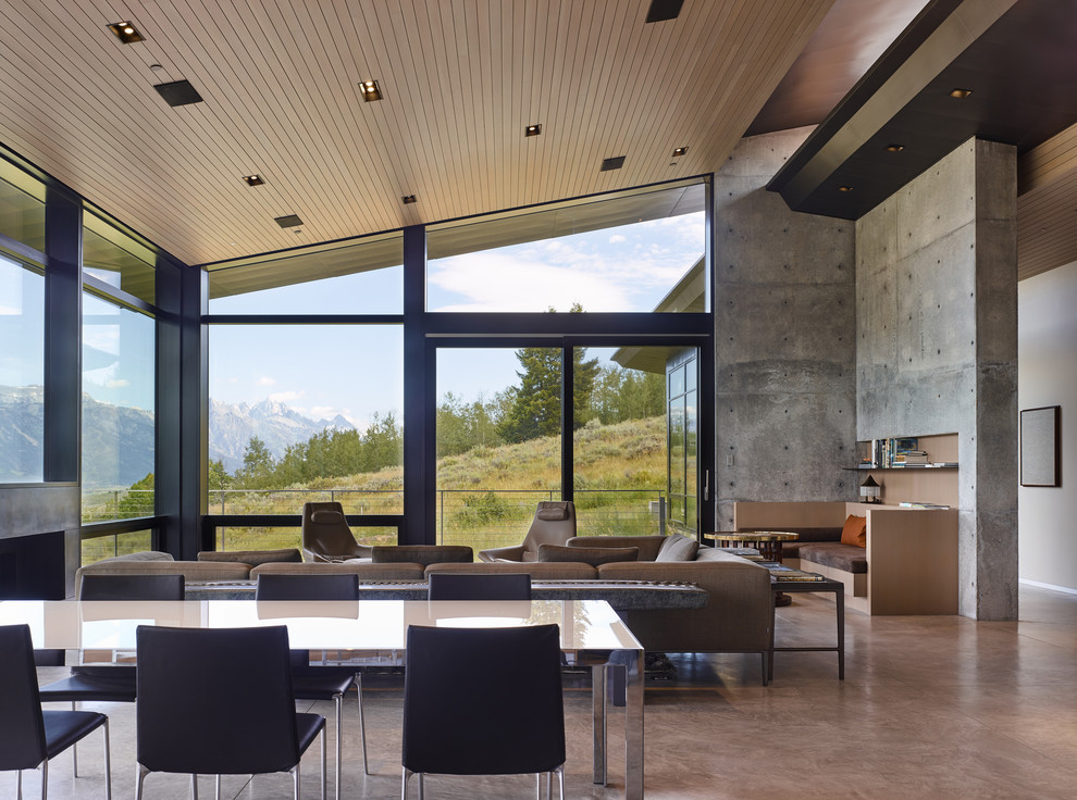 Стильный дизайн: большая открытая гостиная комната в стиле модернизм с серыми стенами, бетонным полом, стандартным камином, фасадом камина из металла и серым полом - последний тренд