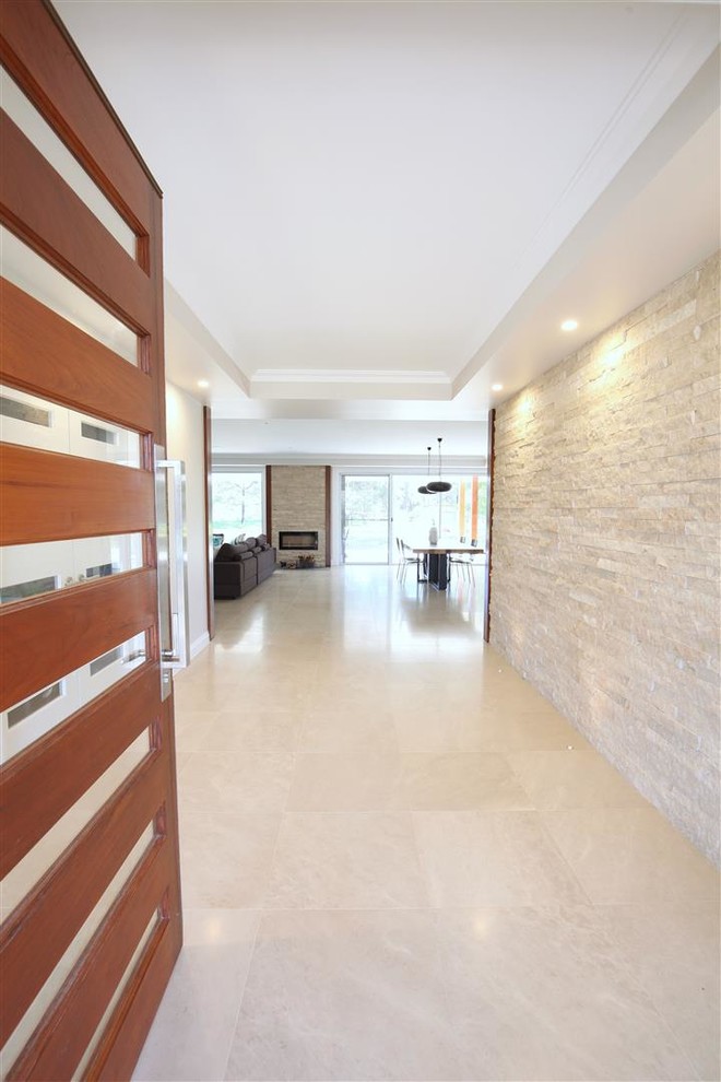 Ispirazione per un grande ingresso o corridoio minimalista con pavimento con piastrelle in ceramica e pavimento beige