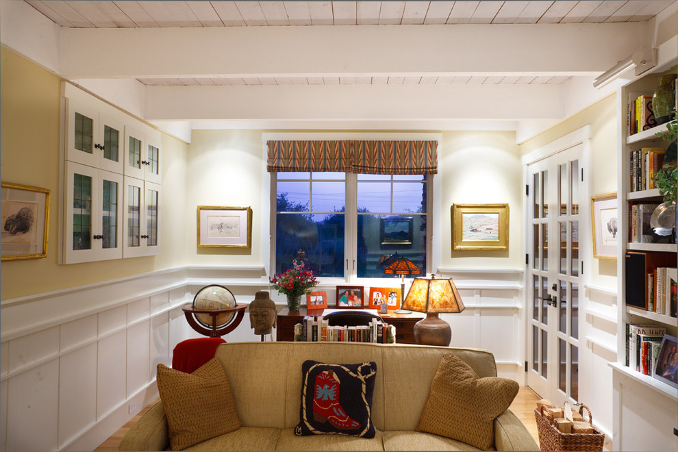 Foto di un soggiorno stile americano con pareti gialle e nessuna TV