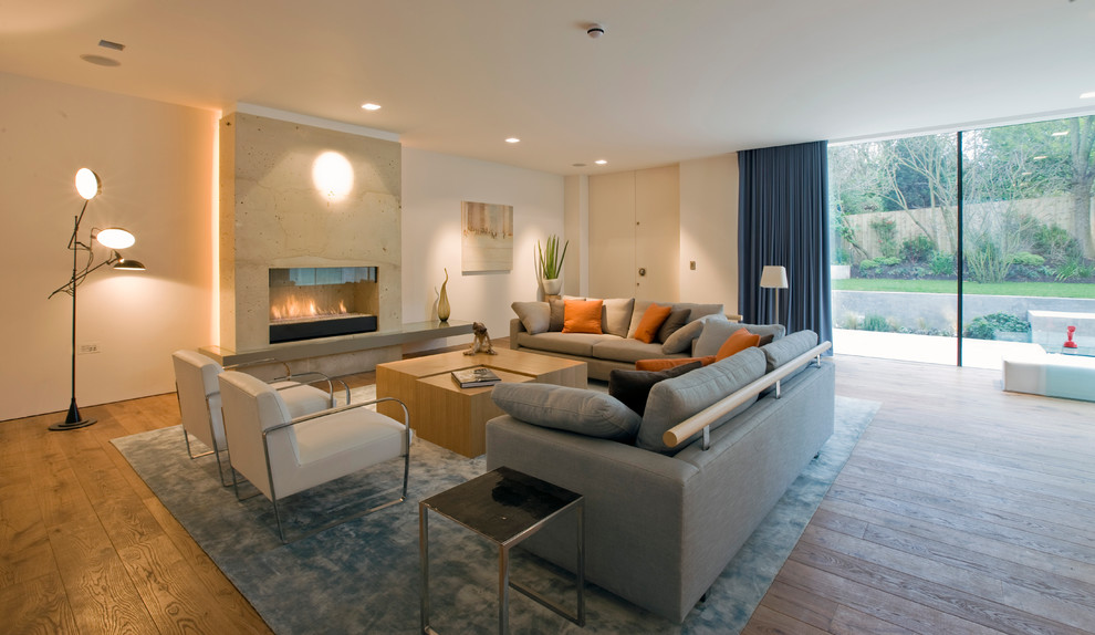 Exemple d'un grand salon moderne avec un mur blanc, parquet clair, une cheminée ribbon, aucun téléviseur et un sol marron.