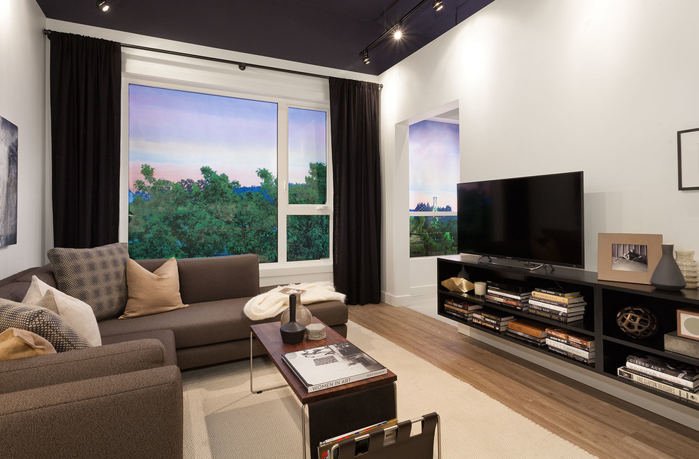 Aménagement d'un salon moderne de taille moyenne et ouvert avec un mur blanc, parquet clair et un téléviseur indépendant.