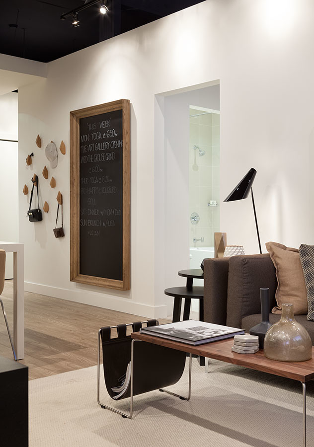 Idee per un soggiorno minimalista di medie dimensioni e aperto con pareti bianche, parquet chiaro e TV autoportante