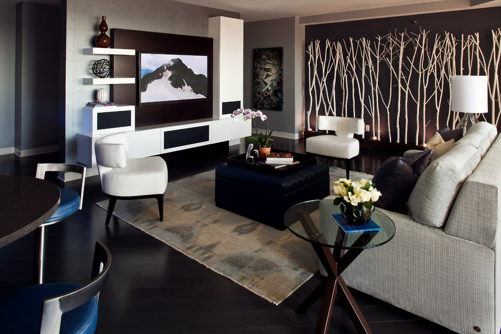 Idee per un soggiorno minimal di medie dimensioni e aperto con pareti grigie, parquet scuro e TV autoportante