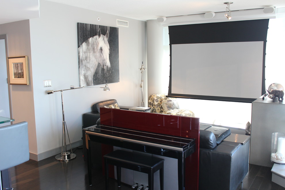 Стильный дизайн: гостиная комната в стиле фьюжн с скрытым телевизором - последний тренд
