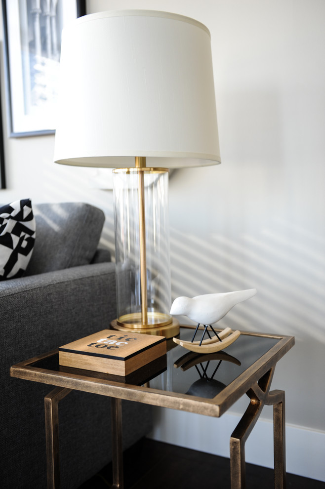 Esempio di un piccolo soggiorno design aperto con pareti grigie, pavimento in legno massello medio e TV a parete