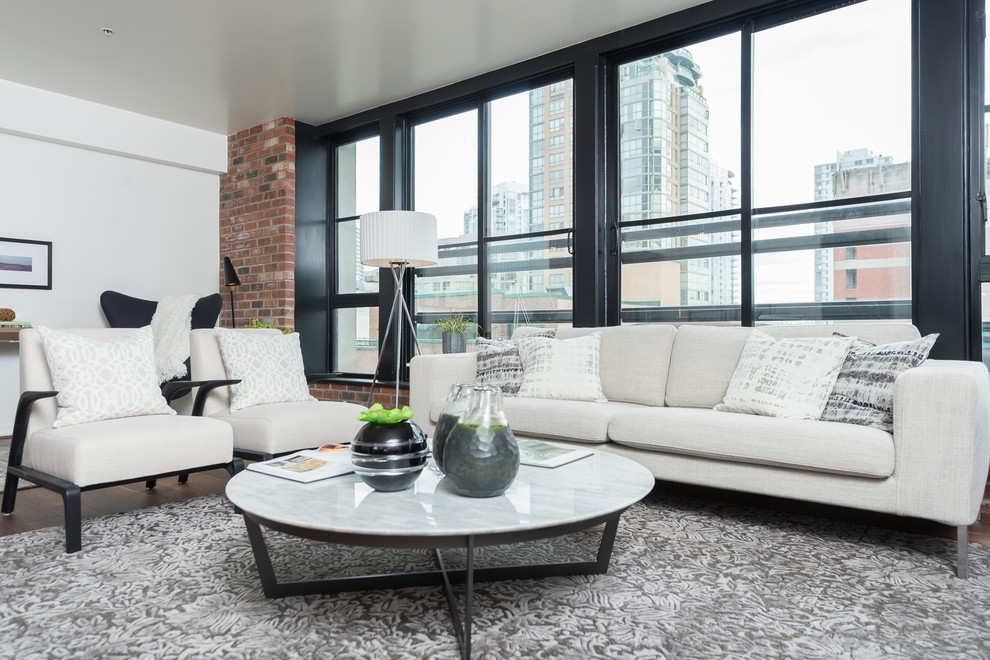 Mittelgroßes, Repräsentatives, Fernseherloses, Offenes Modernes Wohnzimmer ohne Kamin mit weißer Wandfarbe, Kaminumrandung aus Metall, braunem Holzboden und braunem Boden in Vancouver