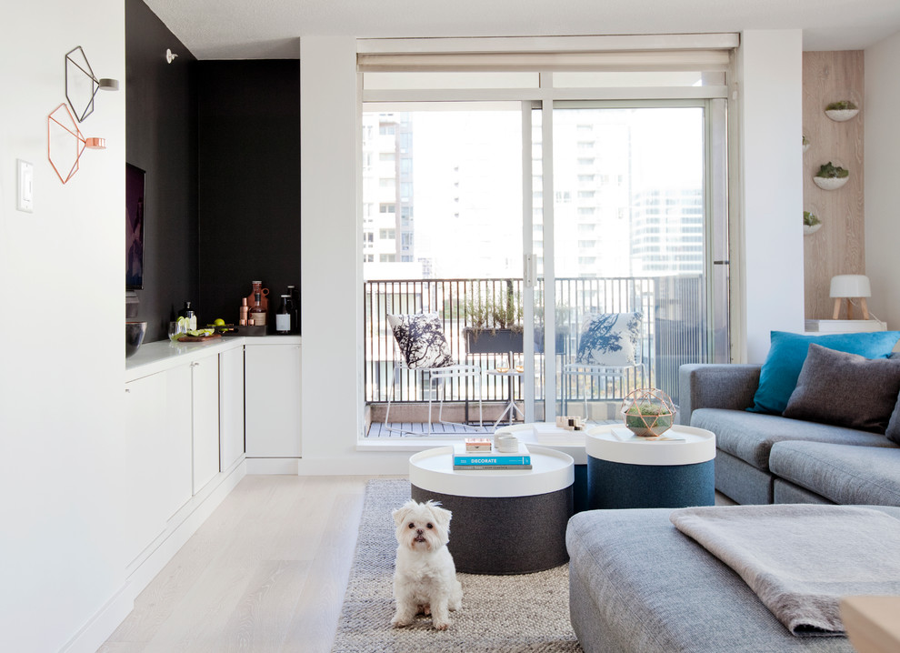 Kleines, Repräsentatives, Offenes Modernes Wohnzimmer mit weißer Wandfarbe und hellem Holzboden in Vancouver