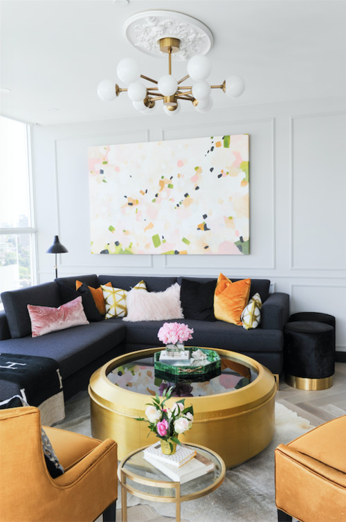 Mittelgroßes, Repräsentatives, Fernseherloses, Offenes Modernes Wohnzimmer mit grauer Wandfarbe, hellem Holzboden, Kamin und verputzter Kaminumrandung in Vancouver