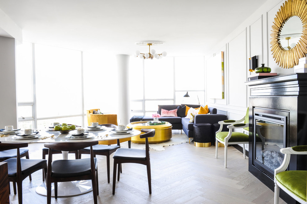 Foto di un soggiorno design di medie dimensioni e aperto con sala formale, pareti arancioni, parquet chiaro, camino classico e nessuna TV