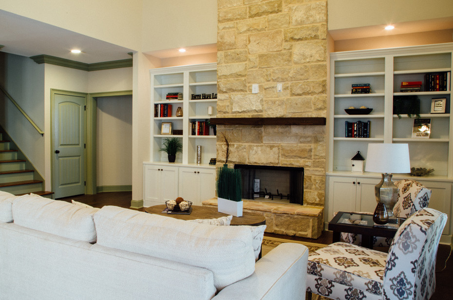 Mittelgroßes, Repräsentatives, Fernseherloses, Abgetrenntes Modernes Wohnzimmer mit beiger Wandfarbe, braunem Holzboden, Kamin und Kaminumrandung aus Stein in Atlanta