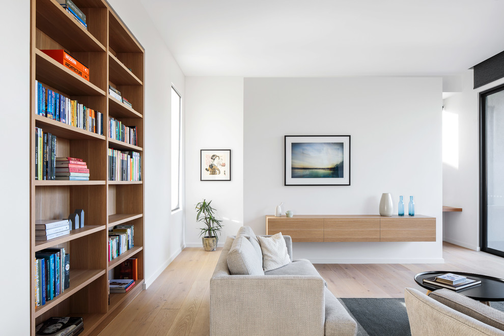Idee per un soggiorno design aperto con parquet chiaro