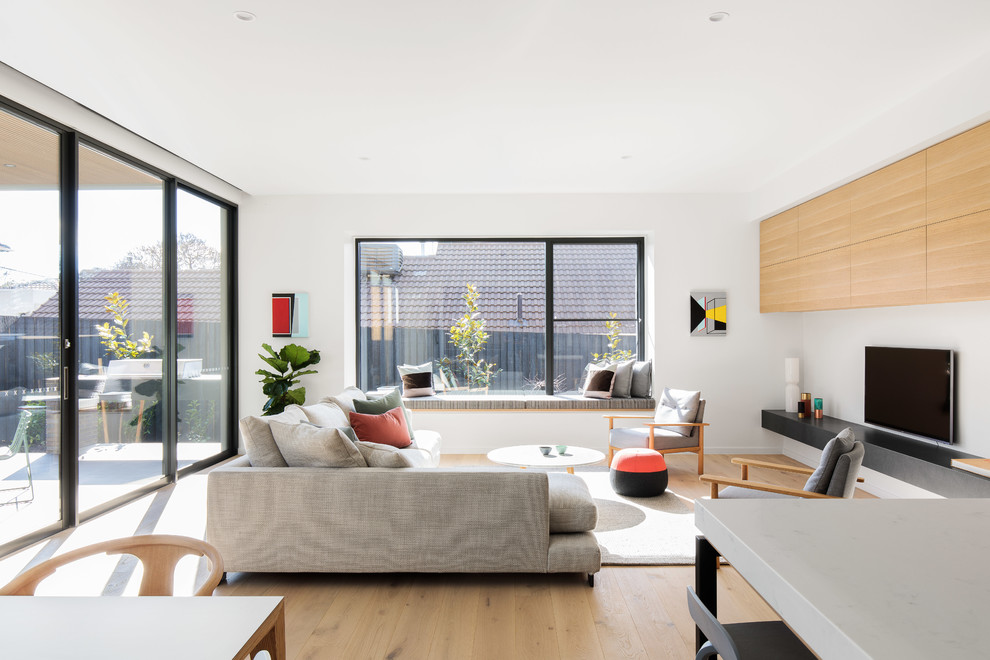 Offenes Modernes Wohnzimmer mit hellem Holzboden in Canberra - Queanbeyan