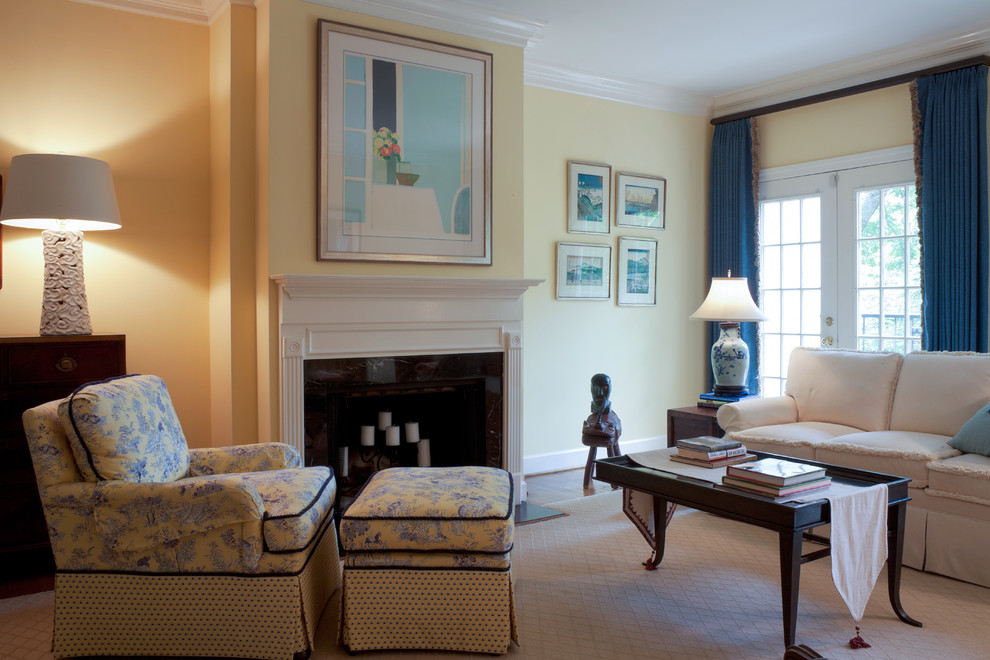 Стильный дизайн: парадная, изолированная гостиная комната среднего размера в классическом стиле с желтыми стенами, паркетным полом среднего тона, стандартным камином и фасадом камина из плитки без телевизора - последний тренд