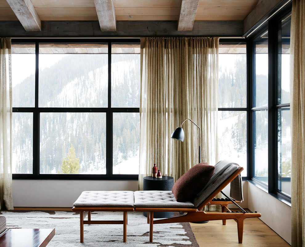 Rustikales Wohnzimmer mit weißer Wandfarbe, hellem Holzboden und beigem Boden in Sonstige