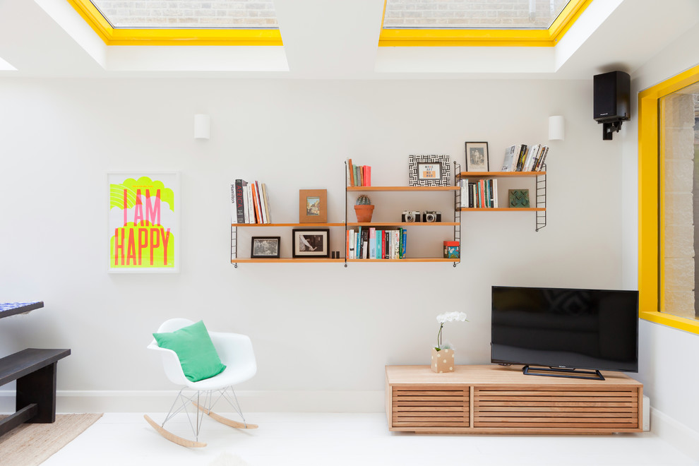 Idéer för funkis vardagsrum, med vita väggar, målat trägolv och en fristående TV