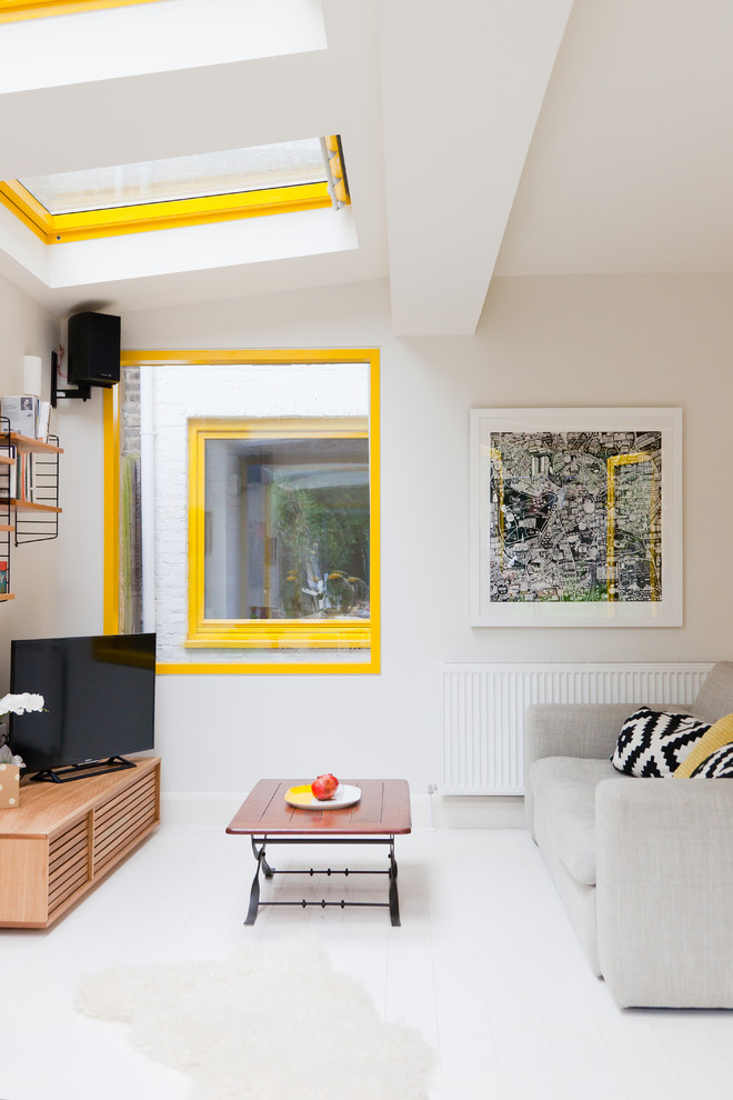 Immagine di un soggiorno contemporaneo con pareti bianche e pavimento in legno verniciato
