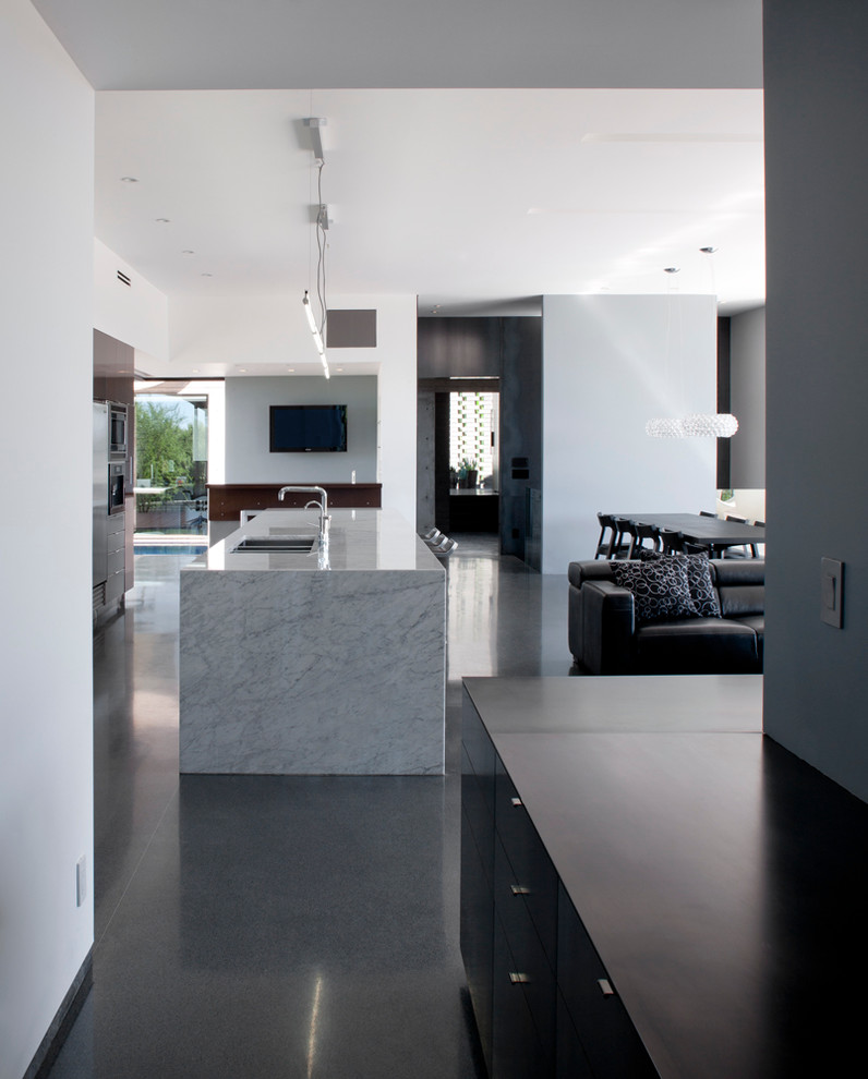 На фото: открытая гостиная комната среднего размера в стиле модернизм с белыми стенами, бетонным полом, стандартным камином, фасадом камина из металла и телевизором на стене