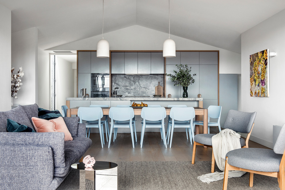 Großes, Offenes Modernes Wohnzimmer mit weißer Wandfarbe und hellem Holzboden in Brisbane