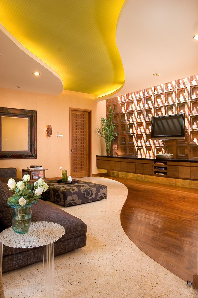На фото: гостиная комната в стиле фьюжн с бежевыми стенами, телевизором на стене и разноцветным полом