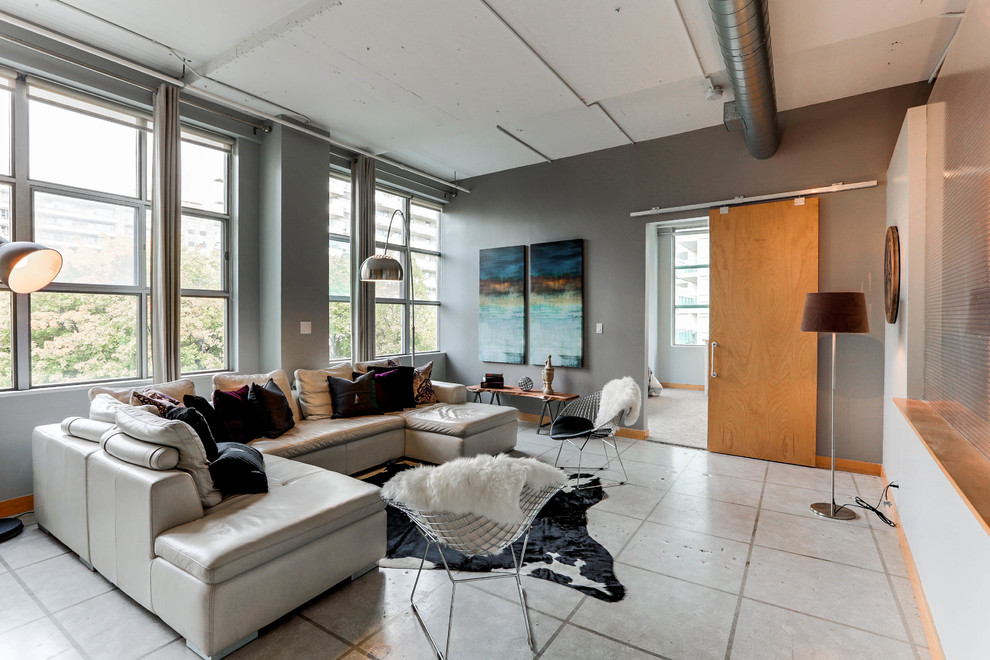 Foto de salón tipo loft urbano de tamaño medio con paredes grises, suelo de baldosas de cerámica y suelo blanco