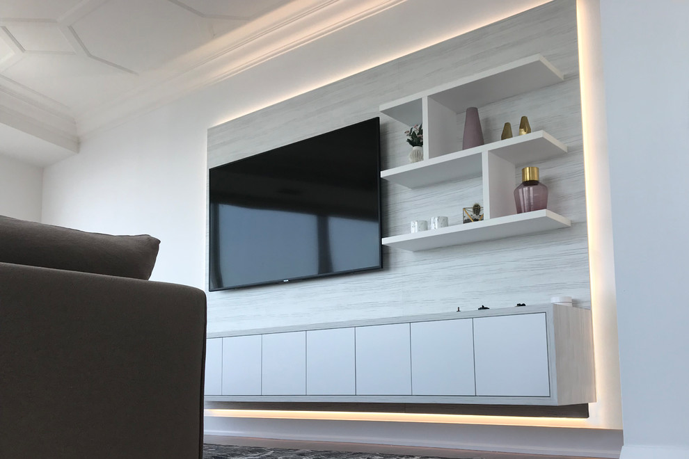 Exemple d'un petit salon tendance ouvert avec un mur blanc, parquet clair et un téléviseur encastré.