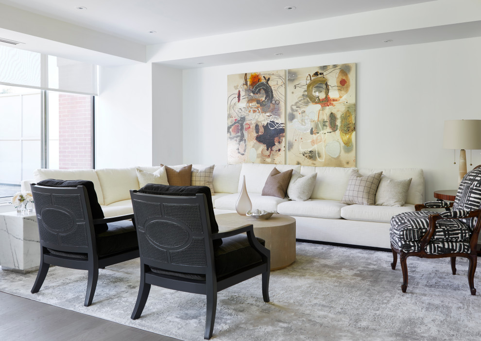 Großes, Fernseherloses, Offenes, Repräsentatives Modernes Wohnzimmer ohne Kamin mit weißer Wandfarbe und grauem Boden in Toronto