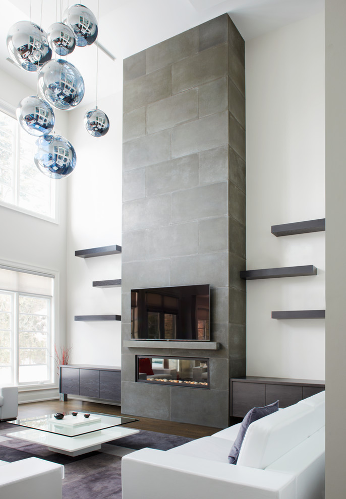 Idées déco pour un grand salon contemporain ouvert avec un manteau de cheminée en béton, un mur blanc, parquet foncé, une cheminée standard, un téléviseur fixé au mur et un sol marron.