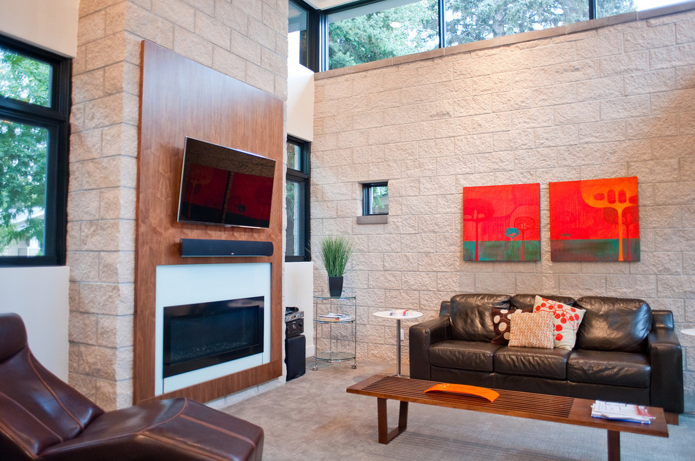 Источник вдохновения для домашнего уюта: парадная, открытая гостиная комната среднего размера в стиле модернизм с бежевыми стенами, ковровым покрытием, горизонтальным камином, телевизором на стене и бежевым полом