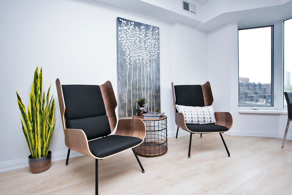 Пример оригинального дизайна: двухуровневая гостиная комната среднего размера в стиле неоклассика (современная классика) с серыми стенами, светлым паркетным полом и коричневым полом без камина, телевизора