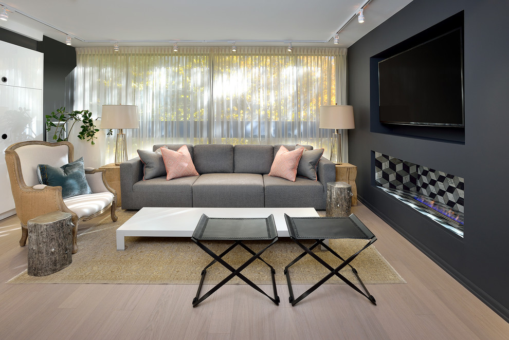 Стильный дизайн: открытая гостиная комната среднего размера в современном стиле с серыми стенами, светлым паркетным полом, горизонтальным камином, фасадом камина из плитки и телевизором на стене - последний тренд