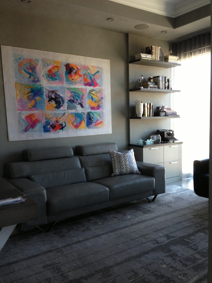 На фото: изолированная гостиная комната среднего размера в современном стиле с с книжными шкафами и полками, серыми стенами и ковровым покрытием без камина, телевизора с