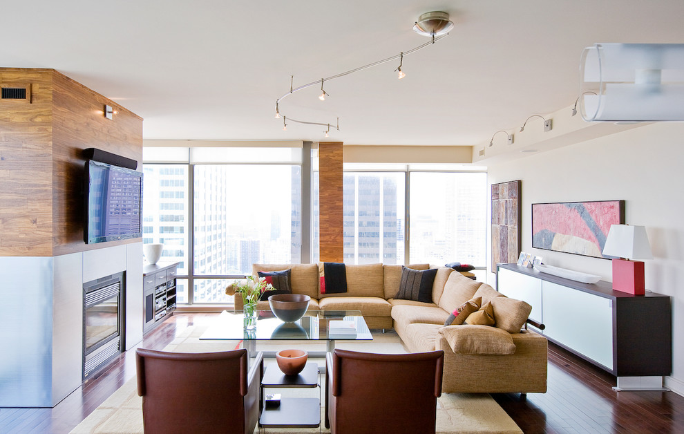 Идея дизайна: гостиная комната в стиле модернизм с стандартным камином и телевизором на стене
