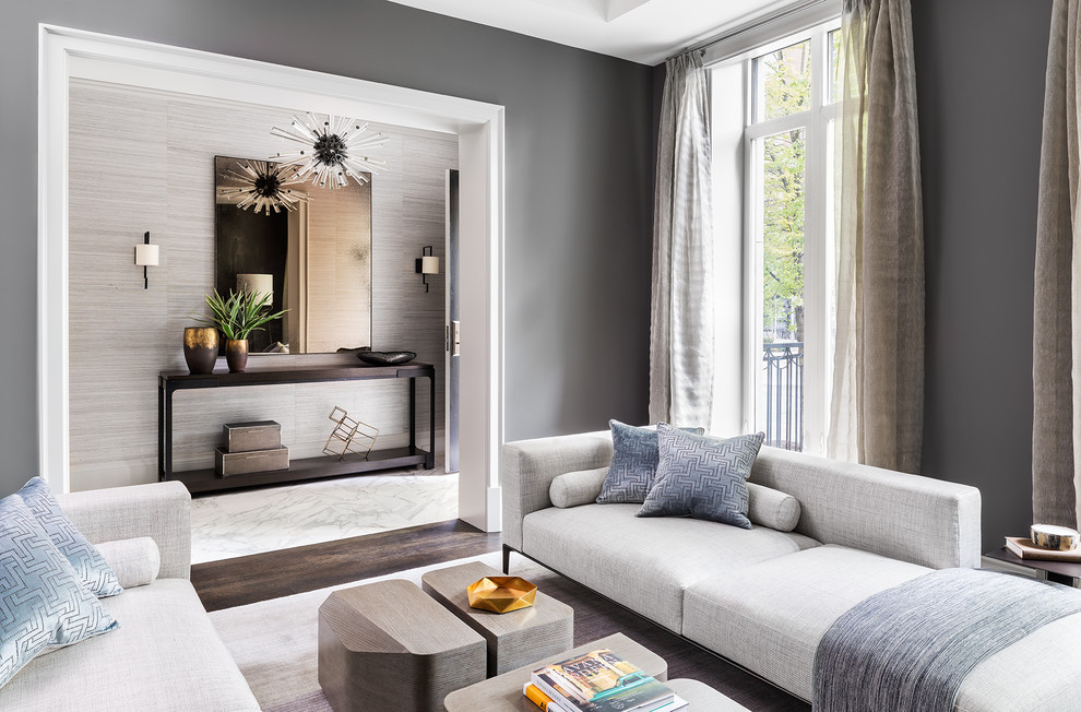 Mittelgroßes, Repräsentatives Modernes Wohnzimmer mit grauer Wandfarbe, dunklem Holzboden, Kamin, Kaminumrandung aus Stein und schwarzem Boden in Toronto