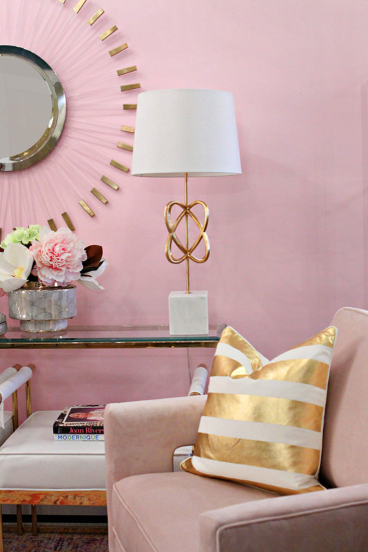 Inspiration för mellanstora eklektiska separata vardagsrum, med ett finrum, rosa väggar, heltäckningsmatta och flerfärgat golv