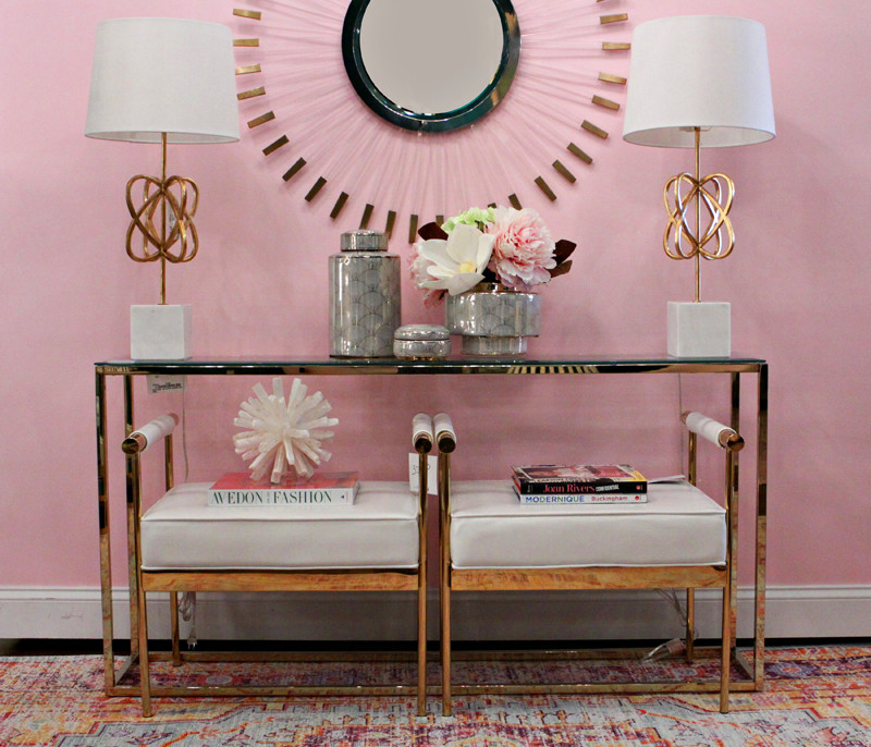 На фото: парадная, изолированная гостиная комната среднего размера в стиле фьюжн с розовыми стенами, ковровым покрытием и разноцветным полом без камина, телевизора с