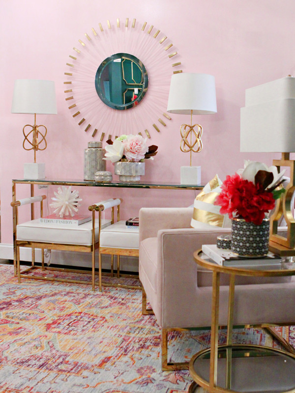 Ejemplo de salón para visitas cerrado bohemio de tamaño medio sin chimenea y televisor con paredes rosas, moqueta y suelo multicolor