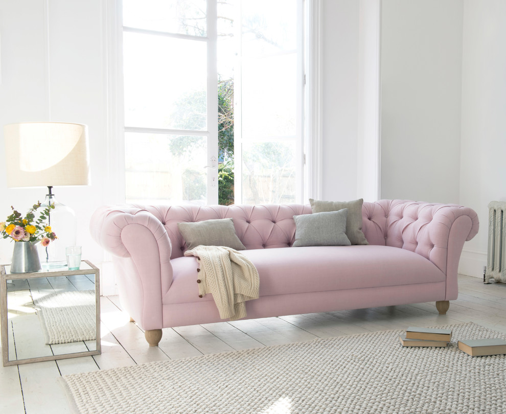 Immagine di un soggiorno minimal di medie dimensioni con pareti bianche e pavimento in legno verniciato