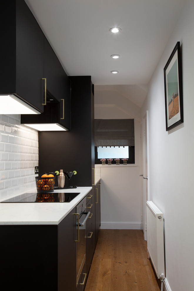 Idee per una cucina eclettica di medie dimensioni con pavimento in legno massello medio e pavimento marrone