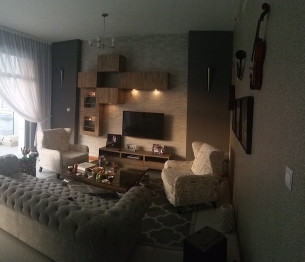 Источник вдохновения для домашнего уюта: парадная, открытая гостиная комната среднего размера в стиле шебби-шик с серыми стенами, полом из керамической плитки и телевизором на стене