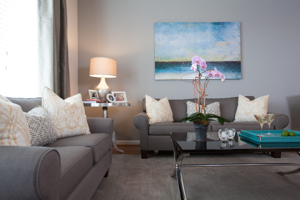 Imagen de salón abierto minimalista pequeño con paredes grises y suelo de madera en tonos medios