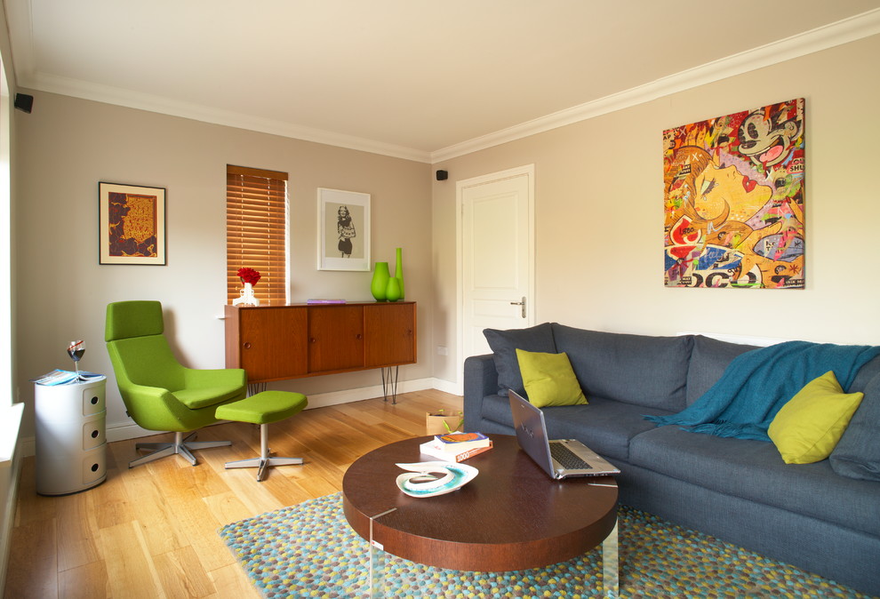 Стильный дизайн: гостиная комната в стиле фьюжн с бежевыми стенами и ковром на полу - последний тренд