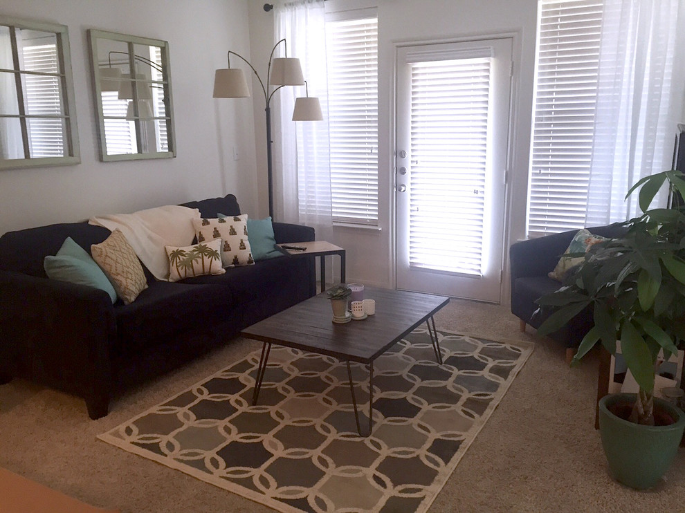 Esempio di un soggiorno minimalista con pareti beige e moquette