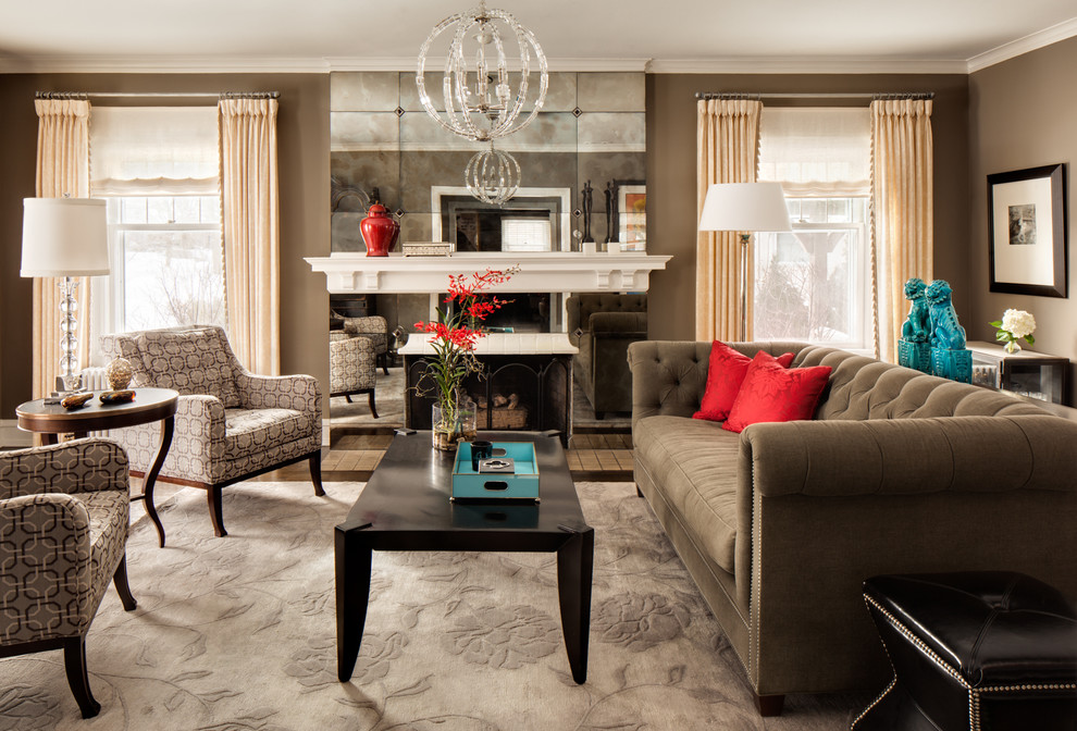 Пример оригинального дизайна: парадная гостиная комната в классическом стиле с коричневыми стенами, темным паркетным полом, стандартным камином, фасадом камина из плитки и коричневым диваном