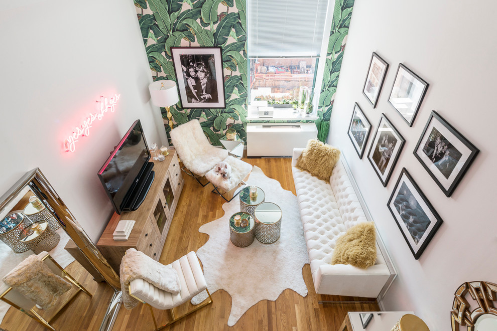 Idee per un piccolo soggiorno minimal stile loft con pareti bianche, pavimento in legno massello medio e TV autoportante