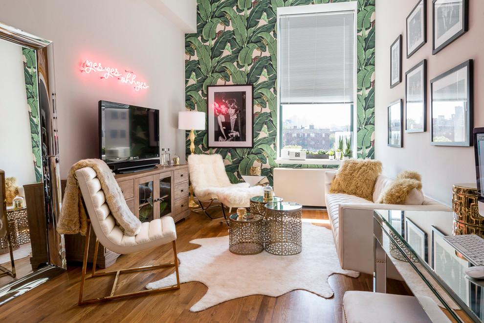Kleines Modernes Wohnzimmer im Loft-Stil mit weißer Wandfarbe, braunem Holzboden und freistehendem TV in New York