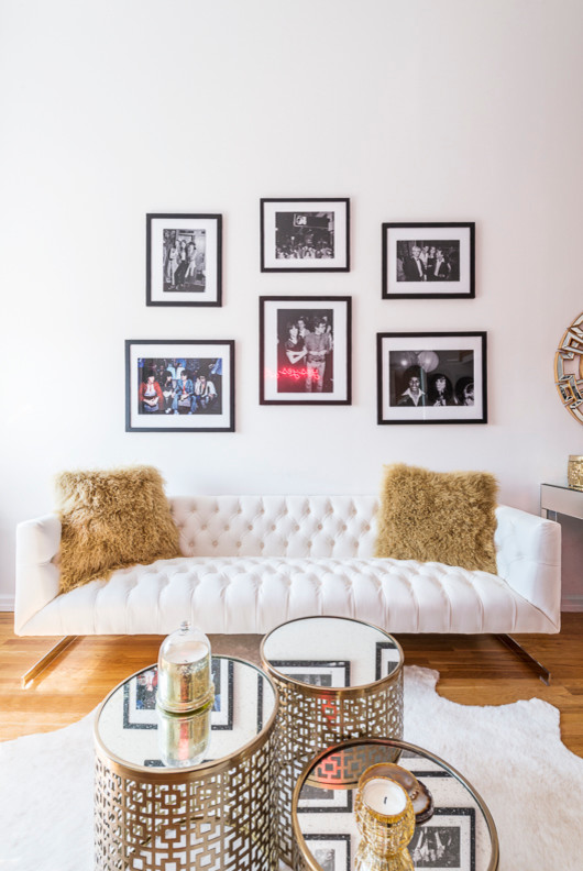 Foto di un piccolo soggiorno contemporaneo stile loft con pareti bianche, pavimento in legno massello medio e TV autoportante