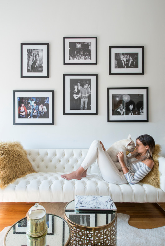 Foto di un piccolo soggiorno design stile loft con pareti bianche, pavimento in legno massello medio e TV autoportante