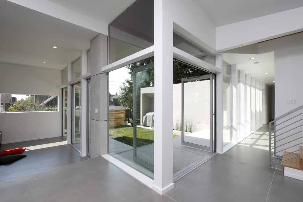 Свежая идея для дизайна: гостиная комната в стиле модернизм с бетонным полом - отличное фото интерьера