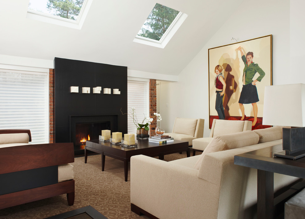 Стильный дизайн: гостиная комната в современном стиле с белыми стенами и стандартным камином - последний тренд